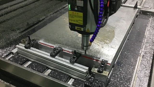 五軸加工中心是怎么加工零件的？